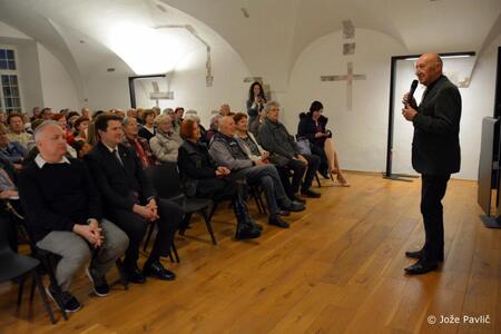 Polna dvorana in navdušenje ob predstavitvi romana Dorotejine solze Ivana Sivca (3)